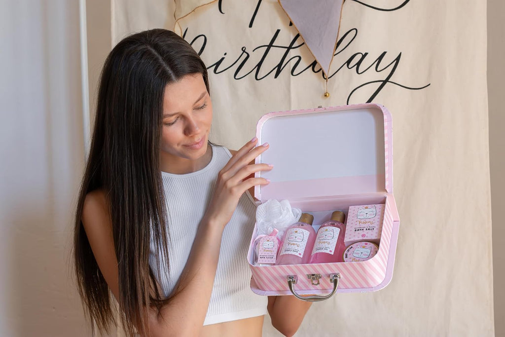 Accentra Coffret cadeau PRINCESS KITTY, coffret cadeau fille avec 250 ml gel douche, 180 ml lait corps, 180 ml gommage corps, 60 ml crème corps, 2 x 40 g bombe de bain, joli panier rose à offrir