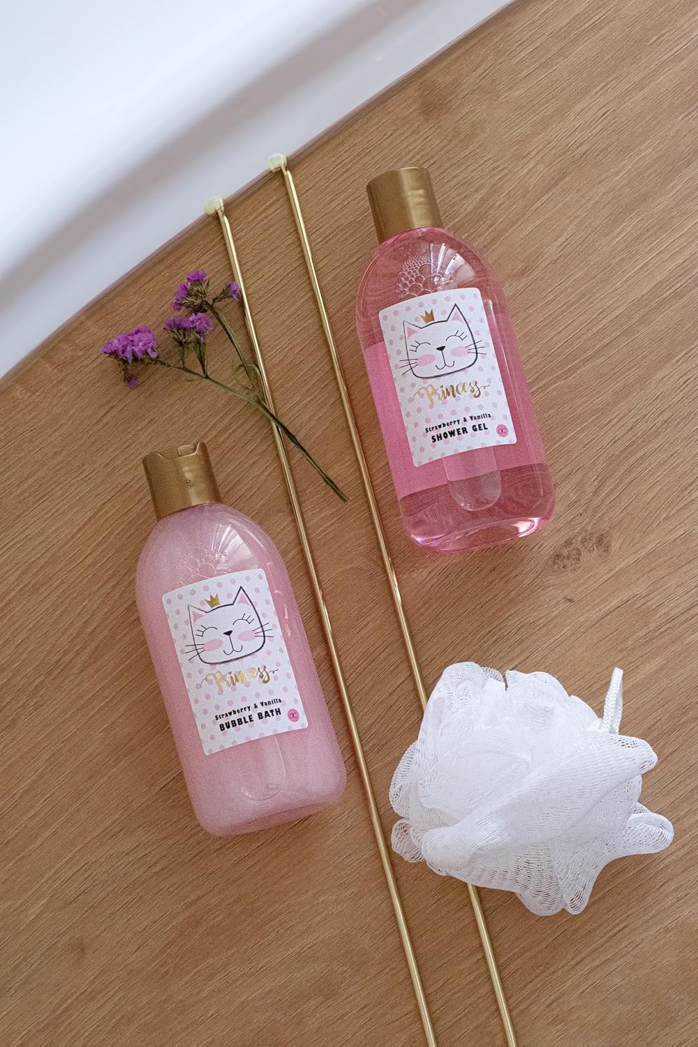 Accentra Coffret cadeau PRINCESS KITTY, coffret cadeau fille avec 250 ml gel douche, 180 ml lait corps, 180 ml gommage corps, 60 ml crème corps, 2 x 40 g bombe de bain, joli panier rose à offrir